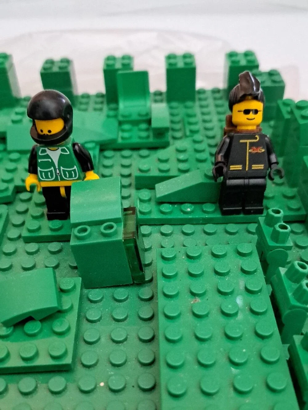 Green Building Base with Minifigures Lego Toy